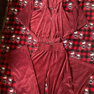 Fashion Nova 2 pieces wide leg tracksuits set

Please checkout my other items!